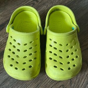 (4 for $20) Cute toddler crocs. Size 6